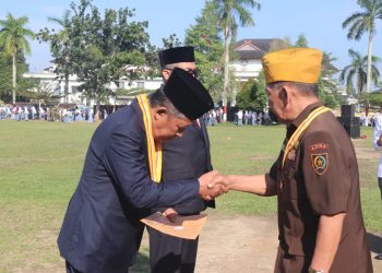 Wakil Gubernur Jambi Abdullah Sani menerima penghargaan Bintang Legiun Veteran Republik Indonesia dari Ketua DPD LVRI Jambi Mayor (Purn) Mulia Sihombing usai upacara peringatan Hari Lahir Pancasila, Senin (2/6/2025). (Foto: Agus/Kominfo)