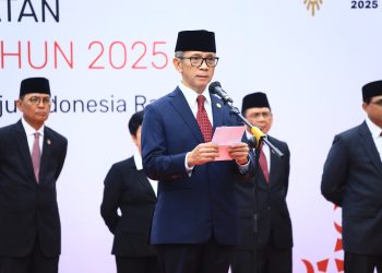 Ketua Dewan Komisioner OJK, Mahendra Siregar, menyampaikan amanat dalam upacara peringatan Hari Lahir Pancasila 2025 yang digelar di halaman Gedung Soemitro Djojohadiksumo, Kompleks Kementerian Keuangan, Jakarta, Senin (2/6/2025). (Foto: Humas OJK)