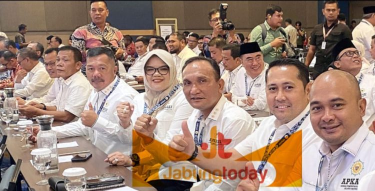 Bupati Kerinci, Monadi, S.Sos., M.Si., bersama jajaran kepala daerah dari seluruh Indonesia saat menghadiri Musyawarah Nasional (Munas) VI Apkasi dan HUT ke-25 Apkasi di Kabupaten Minahasa Utara, Sulawesi Utara, 29–31 Mei 2025. (Foto: Kominfo)