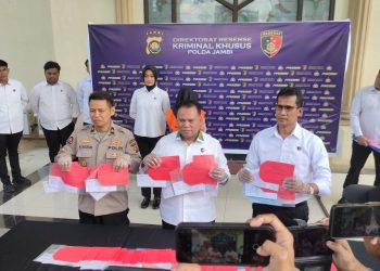 Wadir Reskrimsus Polda Jambi AKBP Taufik Nurmandia, S.I.K., M.H. dalam konferensi pers yang digelar di Mpolda Jambi, Minggu (2/6/2025) (Foto: Nahar)
