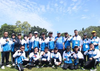 Wakil Gubernur Jambi Drs. H. Abdullah Sani, M.Pd.I bersama para atlet, pelatih, dan ofisial usai pembukaan PEPARPEPROV Tingkat Provinsi Jambi Tahun 2025 di Stadion Mini Telanaipura, Senin (2/6/2025). (Dok. Ertit - Kominfo)