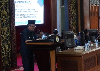 Wakil Gubernur Jambi Drs. H. Abdullah Sani, M.Pd.I menyampaikan penjelasan Gubernur Jambi terhadap dua Ranperda strategis dalam Rapat Paripurna DPRD Provinsi Jambi di Gedung DPRD, Senin (2/6/2025). (Dok. Etit - Kominfo)