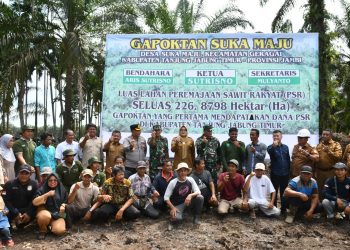 Bupati Tanjung Jabung Timur Hj. Dillah Hikmah Sari, S.E., M.E. bersama Panglima Kogabwilhan I Letjen TNI Kunto Arief Wibowo, jajaran TNI, dan para petani sawit saat penanaman perdana Program Peremajaan Sawit Rakyat (PSR) di Desa Suka Maju, Kecamatan Geragai, Senin (2/6/2025). (Dok. Agus - Kominfo)