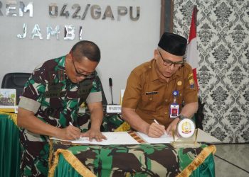 Danrem 042/Gapu Brigjen TNI Heri Purwanto bersama Kepala Dinas TPHP Provinsi Jambi menandatangani Nota Kesepahaman percepatan program ketahanan pangan di Aula Makorem 042/Gapu, Senin (2/6/2025). (Dok. (Penrem 042/Gapu)