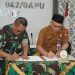 Danrem 042/Gapu Brigjen TNI Heri Purwanto bersama Kepala Dinas TPHP Provinsi Jambi menandatangani Nota Kesepahaman percepatan program ketahanan pangan di Aula Makorem 042/Gapu, Senin (2/6/2025). (Dok. (Penrem 042/Gapu)