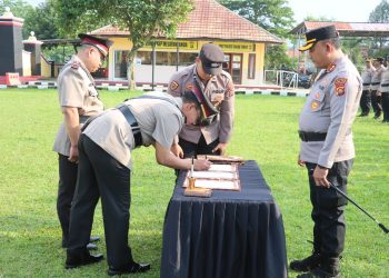 Kapolres Tanjab Timur AKBP M. Kuswicaksono, S.I.K., M.H. memimpin upacara serah terima jabatan Kasat Pol Air dan Kapolsek kuala Jambi, disaksikan jajaran pejabat utama dan personel Polres Tanjab Timur, Selasa (3/6/2025). (Dok. Humas Polres Tanjabtim)