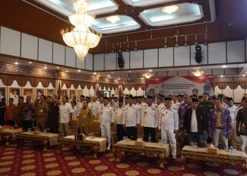 Gubernur Jambi Al Haris bersama para pejabat dan pengurus DPD APDESI Provinsi Jambi berfoto bersama usai pelantikan kepengurusan periode 2025–2030 di Auditorium Rumah Dinas Gubernur Jambi, Selasa (03/06/2025). (Dok. Stepanus)