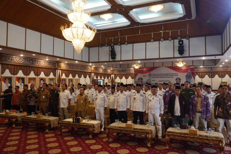 Gubernur Jambi Al Haris bersama para pejabat dan pengurus DPD APDESI Provinsi Jambi berfoto bersama usai pelantikan kepengurusan periode 2025–2030 di Auditorium Rumah Dinas Gubernur Jambi, Selasa (03/06/2025). (Dok. Stepanus)