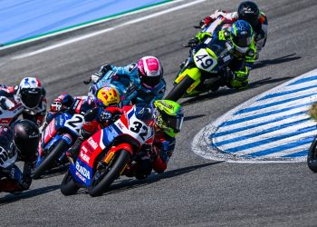 “M. Kiandra Ramadhipa (motor #32) menunjukkan performa gemilang di FIM JuniorGP Jerez 2025. Start dari posisi ke-22, pebalap binaan Astra Honda ini sukses finis ketujuh dan keenam dalam dua balapan European Talent Cup.” (Dok. Sisnen)