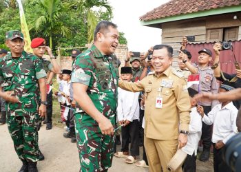 Gubernur Jambi Al Haris berbincang hangat dengan KSAD Jenderal TNI Maruli Simanjuntak saat meninjau pelaksanaan Program Manunggal Air di Desa Sarang Burung, Muaro Jambi, Selasa (3/6/2025). (Dok. Erit - Kominfo)