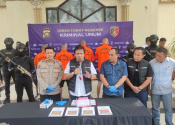 Direktur Kriminal Umum Polda Jambi Kombes Pol Manang Soebeti didampingi jajaran memperlihatkan tersangka dan barang bukti tujuh unit sepeda motor hasil penggelapan dalam konferensi pers pengungkapan kasus penggelapan kendaraan bermotor, Selasa (3/6/2025). (Dok. Nahar)
