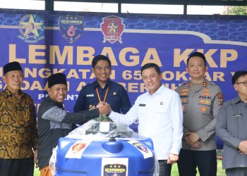 Perwira Pendamping KKP Sespimmen Polri Dikreg ke-65, Kombes Pol Leonardus Eric Bhismo, berjabat tangan dengan perwakilan Pondok Pesantren Rahudothul Muta’alimin usai penyerahan bantuan air bersih dan Al-Qur’an di Curug, Tangerang Selatan, Rabu (4/6/2025). (Foto: Dok. Sespimmen)