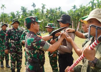 Pangdam II/Sriwijaya Mayjen TNI Ujang Darwis, M.D.A. menyampaikan amanat saat menutup kegiatan TMMD Ke-124 di Lapangan Bola Kaki Desa Bram Itam Kanan, Kabupaten Tanjung Jabung Barat, Rabu (4/6/2025). (Foto: Penrem 042/Gapu)