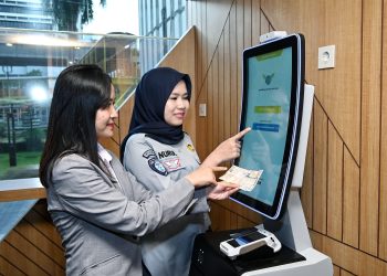 Petugas Jasa Raharja memandu wajib pajak menggunakan SIGNAL KIOSK di kantor Jasa Raharja, Kuningan, Jakarta Selatan, Rabu (4/6/2025). (Dok. Humas JR Jambi)