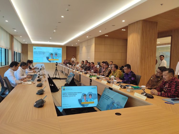 Gubernur Jambi Al Haris bersama para kepala daerah se-Provinsi Jambi saat melakukan audiensi dengan Menteri Kesehatan RI Budi Gunadi Sadikin di Kantor Kemenkes, Jakarta, Kamis (5/6/2025). (Dok. Ertit - Kominfo)