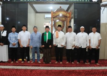 Wakapolda Jambi Brigjen Pol M. Mustaqim berfoto bersama para pejabat utama dan tokoh agama usai pelaksanaan Salat Idul Adha 1446 H di Masjid Al-Ikhlas Polda Jambi, Jumat (6/6/2025). (Dok. Nahar)