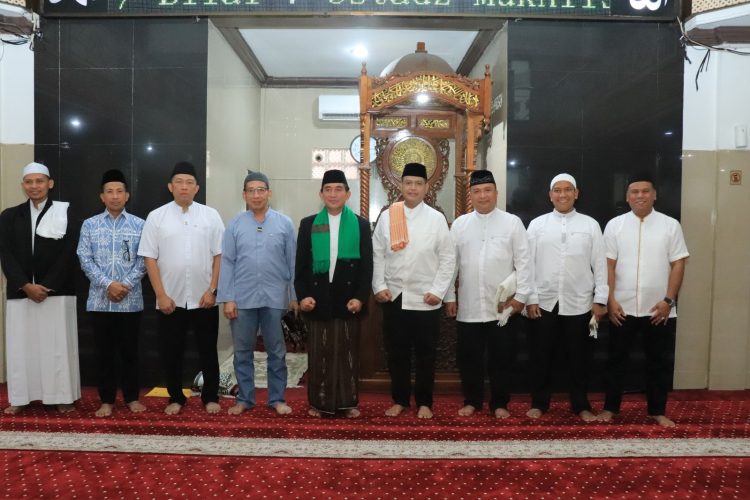 Wakapolda Jambi Brigjen Pol M. Mustaqim berfoto bersama para pejabat utama dan tokoh agama usai pelaksanaan Salat Idul Adha 1446 H di Masjid Al-Ikhlas Polda Jambi, Jumat (6/6/2025). (Dok. Nahar)