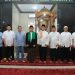 Wakapolda Jambi Brigjen Pol M. Mustaqim berfoto bersama para pejabat utama dan tokoh agama usai pelaksanaan Salat Idul Adha 1446 H di Masjid Al-Ikhlas Polda Jambi, Jumat (6/6/2025). (Dok. Nahar)