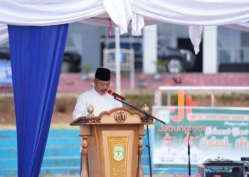 Bupati Kerinci Monadi menyampaikan sambutan usai pelaksanaan Salat Idul Adha 1446 Hijriah yang digelar di halaman Kantor Bupati Kerinci, Bukit Tengah, Jumat (6/6/2025). (Foto: Diko/Yola)
