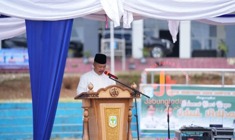 Bupati Kerinci Monadi menyampaikan sambutan usai pelaksanaan Salat Idul Adha 1446 Hijriah yang digelar di halaman Kantor Bupati Kerinci, Bukit Tengah, Jumat (6/6/2025). (Foto: Diko/Yola)