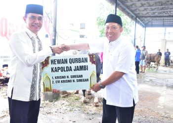 Kapolda Jambi Irjen Pol. Krisno H. Siregar menyerahkan secara simbolis hewan kurban kepada Karo SDM Polda Jambi selaku Ketua Panitia Kurban dalam perayaan Idul Adha 1446 H di Mapolda Jambi, Jumat (6/6/2025). (Foto: Humas Polda Jambi)