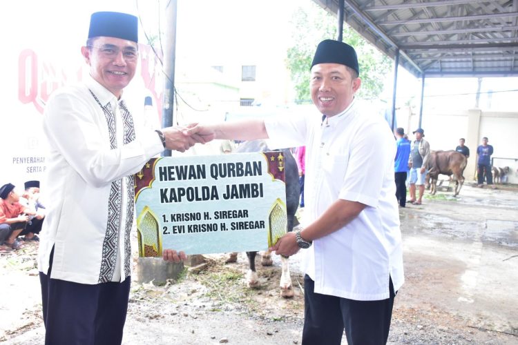 Kapolda Jambi Irjen Pol. Krisno H. Siregar menyerahkan secara simbolis hewan kurban kepada Karo SDM Polda Jambi selaku Ketua Panitia Kurban dalam perayaan Idul Adha 1446 H di Mapolda Jambi, Jumat (6/6/2025). (Foto: Humas Polda Jambi)