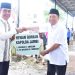 Kapolda Jambi Irjen Pol. Krisno H. Siregar menyerahkan secara simbolis hewan kurban kepada Karo SDM Polda Jambi selaku Ketua Panitia Kurban dalam perayaan Idul Adha 1446 H di Mapolda Jambi, Jumat (6/6/2025). (Foto: Humas Polda Jambi)