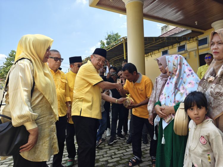 Ketua DPD Partai Golkar Provinsi Jambi, H. Cek Endra, menyerahkan daging kurban secara simbolis kepada warga dalam rangka perayaan Iduladha 1446 H di Kantor DPD Golkar Jambi, Sabtu (7/6/2025). (Dok. Yola)