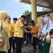 Ketua DPD Partai Golkar Provinsi Jambi, H. Cek Endra, menyerahkan daging kurban secara simbolis kepada warga dalam rangka perayaan Iduladha 1446 H di Kantor DPD Golkar Jambi, Sabtu (7/6/2025). (Dok. Yola)