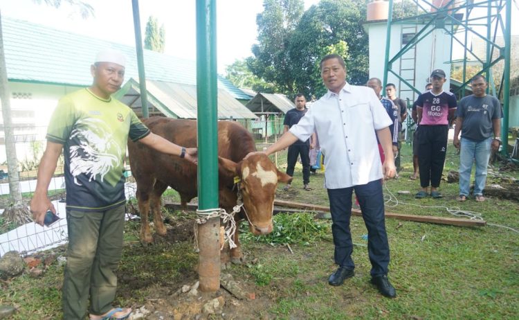 Danrem 042/Gapu Brigjen TNI Heri Purwanto bersama anggota Korem 042/Gapu saat meninjau hewan kurban sebelum proses penyembelihan di Makorem 042/Gapu, Jambi, Sabtu (7/6/2025). (Dok. Daus)