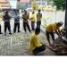 Panitia kurban DPD Partai Golkar Provinsi Jambi menyembelih sapi kurban dalam rangka Hari Raya Iduladha 1446 H di halaman kantor DPD Golkar Jambi, Sabtu (7/6/2025). (Dok. Yola)