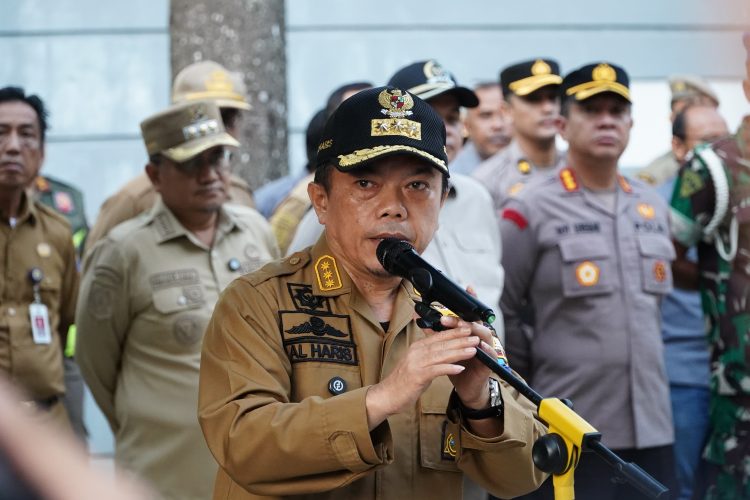 Kapolresta Jambi Kombes Pol Boy Sutan Binanga Siregar saat mengikuti apel penertiban bangunan liar di kawasan Pasar Rakyat Talang Banjar, Kota Jambi, Selasa (10/6/2025).(Dok. Stepanus)