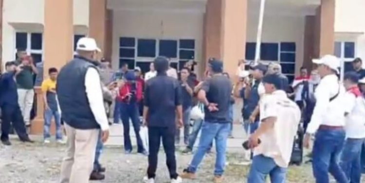 Puluhan aktivis dari berbagai LSM di Kerinci dan Sungaipenuh menggelar aksi damai di depan Kantor Kejaksaan Negeri Sungaipenuh, mendesak pengusutan dugaan penyelewengan Dana Desa Pelayang Raya, Selasa (10/6/2025). (Foto: Dok. Diko)