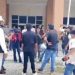 Puluhan aktivis dari berbagai LSM di Kerinci dan Sungaipenuh menggelar aksi damai di depan Kantor Kejaksaan Negeri Sungaipenuh, mendesak pengusutan dugaan penyelewengan Dana Desa Pelayang Raya, Selasa (10/6/2025). (Foto: Dok. Diko)