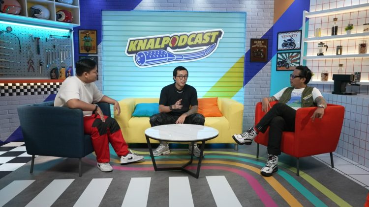 dr. Tirta bersama Gofar Hilman dan host lainnya dalam episode perdana Yamaha Knalpodcast yang tayang di YouTube resmi Yamaha Indonesia. (Dok. Yamaha Jambi)