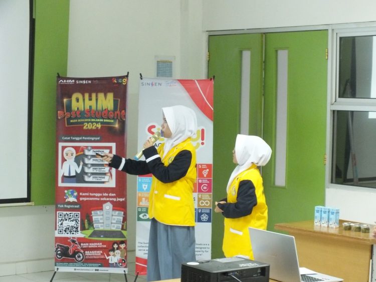 Dua pelajar mempresentasikan karya mereka dalam ajang sosialisasi AHM Best Student 2025 di Jambi, Rabu (11/6/2025). (Dok. Yola)