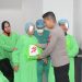 Seorang pasien penerima operasi katarak menerima paket bantuan dari anggota Polda Jambi di RS Bhayangkara, Rabu (11/6/2025). (Dok. Daus)