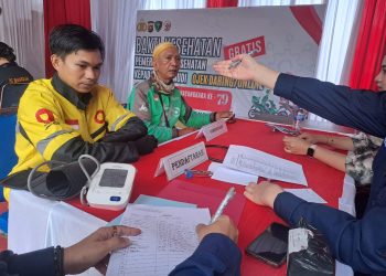 Petugas medis memeriksa kondisi kesehatan pengemudi ojek online dalam kegiatan bakti kesehatan Polda Jambi di RS Bhayangkara, Kamis (12/6/2025). (Dok. Daus)