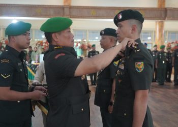 Danrem 042/Gapu Brigjen TNI Heri Purwanto menyematkan tanda jabatan kepada Letkol Inf Dicky Sakti Maulana dalam upacara sertijab Komandan Yonif 142/KJ di Balai Prajurit Korem 042/Gapu, Jambi, Kamis (12/6/2025). (Dok. Penrem 042/Gapu)