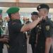 Danrem 042/Gapu Brigjen TNI Heri Purwanto menyematkan tanda jabatan kepada Letkol Inf Dicky Sakti Maulana dalam upacara sertijab Komandan Yonif 142/KJ di Balai Prajurit Korem 042/Gapu, Jambi, Kamis (12/6/2025). (Dok. Penrem 042/Gapu)