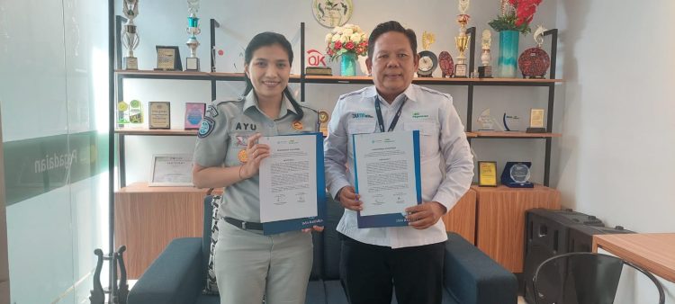 Kepala Kantor Wilayah Jasa Raharja Jambi, Ni Made Ayu Mulidyawati, dan Pimpinan PT Pegadaian Area Jambi-Bengkulu, Rosydi Tanjung, usai menandatangani komitmen bersama untuk meningkatkan kepatuhan masyarakat terhadap pembayaran PKB dan SWDKLLJ, Rabu (11/6/2025). (Dok. Humas JR Jambi)