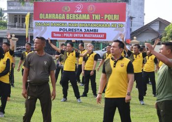 Personel TNI dan Polri mengikuti senam bersama dalam kegiatan olahraga gabungan di Lapangan Utama Mapolresta Jambi, Jumat (13/6/2025) (Dok. Daus)