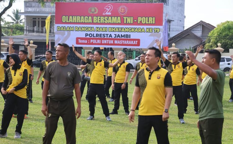 Personel TNI dan Polri mengikuti senam bersama dalam kegiatan olahraga gabungan di Lapangan Utama Mapolresta Jambi, Jumat (13/6/2025) (Dok. Daus)