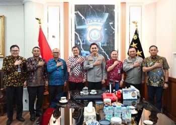 Kapolda Jambi, Irjen Pol Krisno H. Siregar, S.I.K., M.H poto bersama jajaran Kanwil Ditjen IMI dan PAS Jambi, di ruang kerja Kapolda Jambi pada pukul 10.00 WIB Jumat, (13/6/2025). (Dok. Humas Polda Jambi)