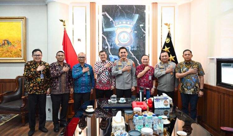 Kapolda Jambi, Irjen Pol Krisno H. Siregar, S.I.K., M.H poto bersama jajaran Kanwil Ditjen IMI dan PAS Jambi, di ruang kerja Kapolda Jambi pada pukul 10.00 WIB Jumat, (13/6/2025). (Dok. Humas Polda Jambi)