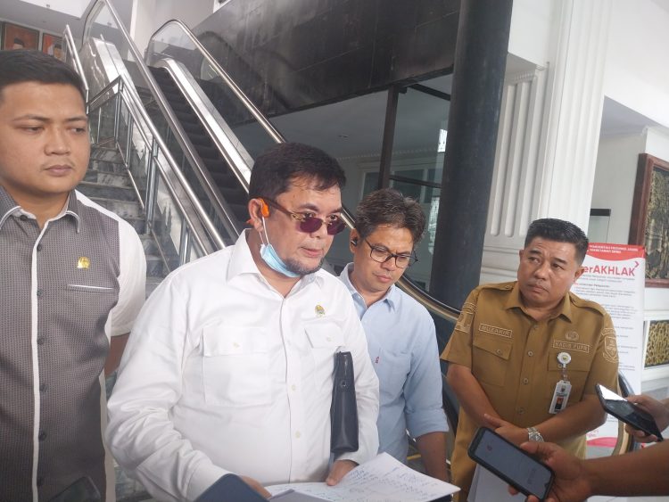 Waka DPRD Provinsi Jambi Ivan Wirata saat diawancarai usai RDP Islamic Center dengan PUPR di Gedung DPRD Provinsi Jambipada Selasa (10/6/2025) . (Dok. Daus)