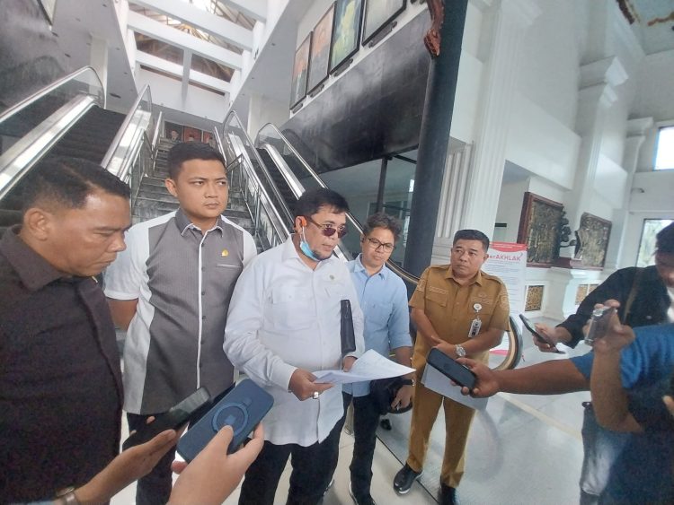 Waka DPRD Provinsi Jambi Ivan Wirata saat diawancarai usai RDP Islamic Center dengan PUPR di Gedung DPRD Provinsi Jambipada Selasa (10/6/2025) . (Dok. Daus)
