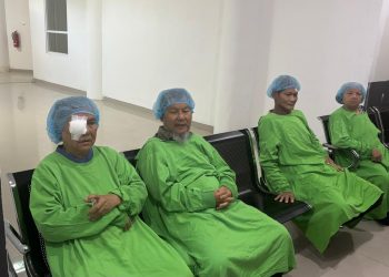 Sejumlah pasien operasi katarak mengenakan pakaian medis dan menunggu giliran tindakan di RS Bhayangkara Jambi dalam rangkaian bakti kesehatan Polda Jambi, Jumat (13/6/2025).(Dok. Nahar)