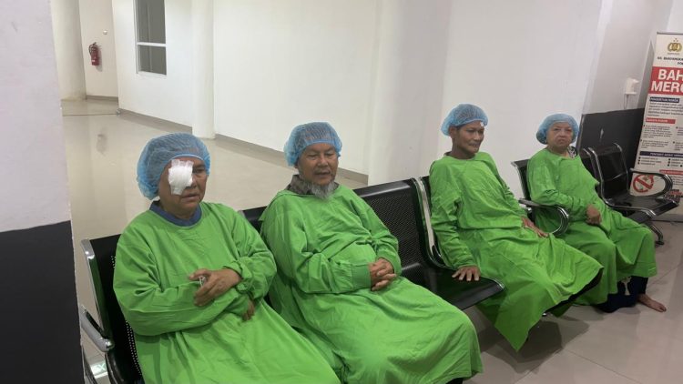 Sejumlah pasien operasi katarak mengenakan pakaian medis dan menunggu giliran tindakan di RS Bhayangkara Jambi dalam rangkaian bakti kesehatan Polda Jambi, Jumat (13/6/2025).(Dok. Nahar)