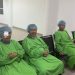 Sejumlah pasien operasi katarak mengenakan pakaian medis dan menunggu giliran tindakan di RS Bhayangkara Jambi dalam rangkaian bakti kesehatan Polda Jambi, Jumat (13/6/2025).(Dok. Nahar)